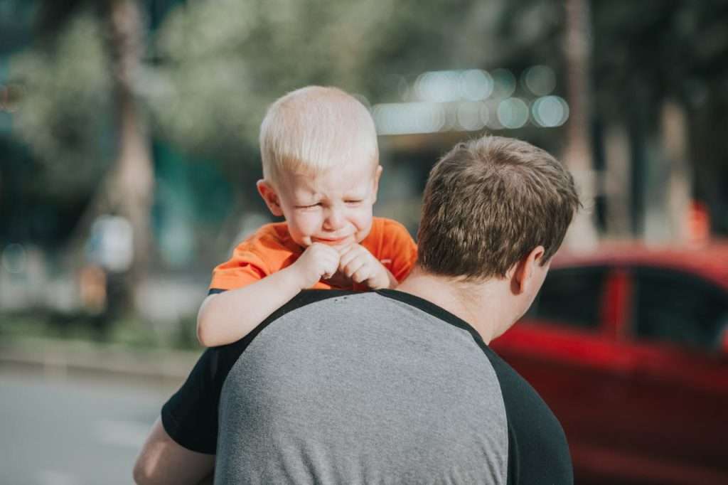 дете плаче бащата го носи на ръце