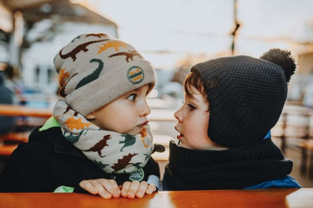 две момченца с шапки се гледат