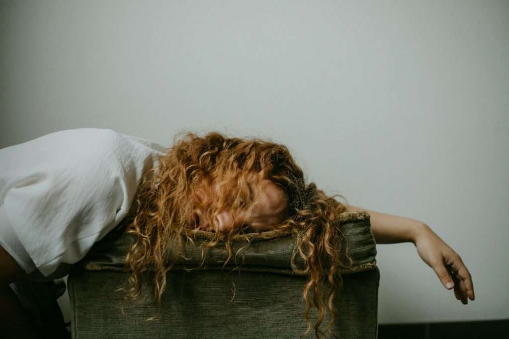 легнала и задрямала жена