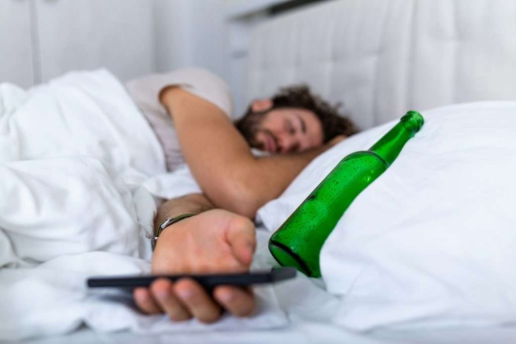 мъж спи с бира до него